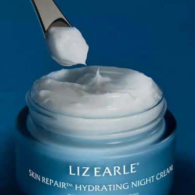 Liz Earle’s Skin Repair Night Cream is like a cosy, nourishing hug for normal to dry skin. Infused with naturally active ingredients, this cream works its magic overnight to replenish and repair. You’ll wake up with skin that feels soft, smooth, and well-loved. A reliable choice for nourishing and repairing the skin overnight with a more natural ingredient focus. Suitable for: Normal to dry skin. Ideal for those seeking nourishment with natural ingredients
