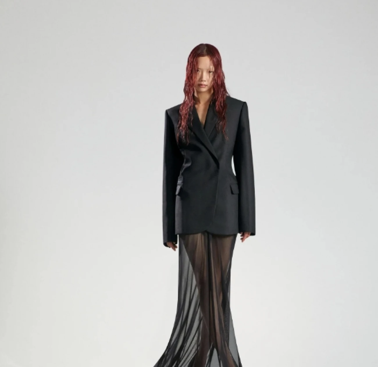 David Koma is a Georgian-born designer known for his sleek and modern designs that often feature sculptural silhouettes and bold embellishments. His collections emphasize form-fitting shapes, luxurious fabrics, and a contemporary aesthetic.