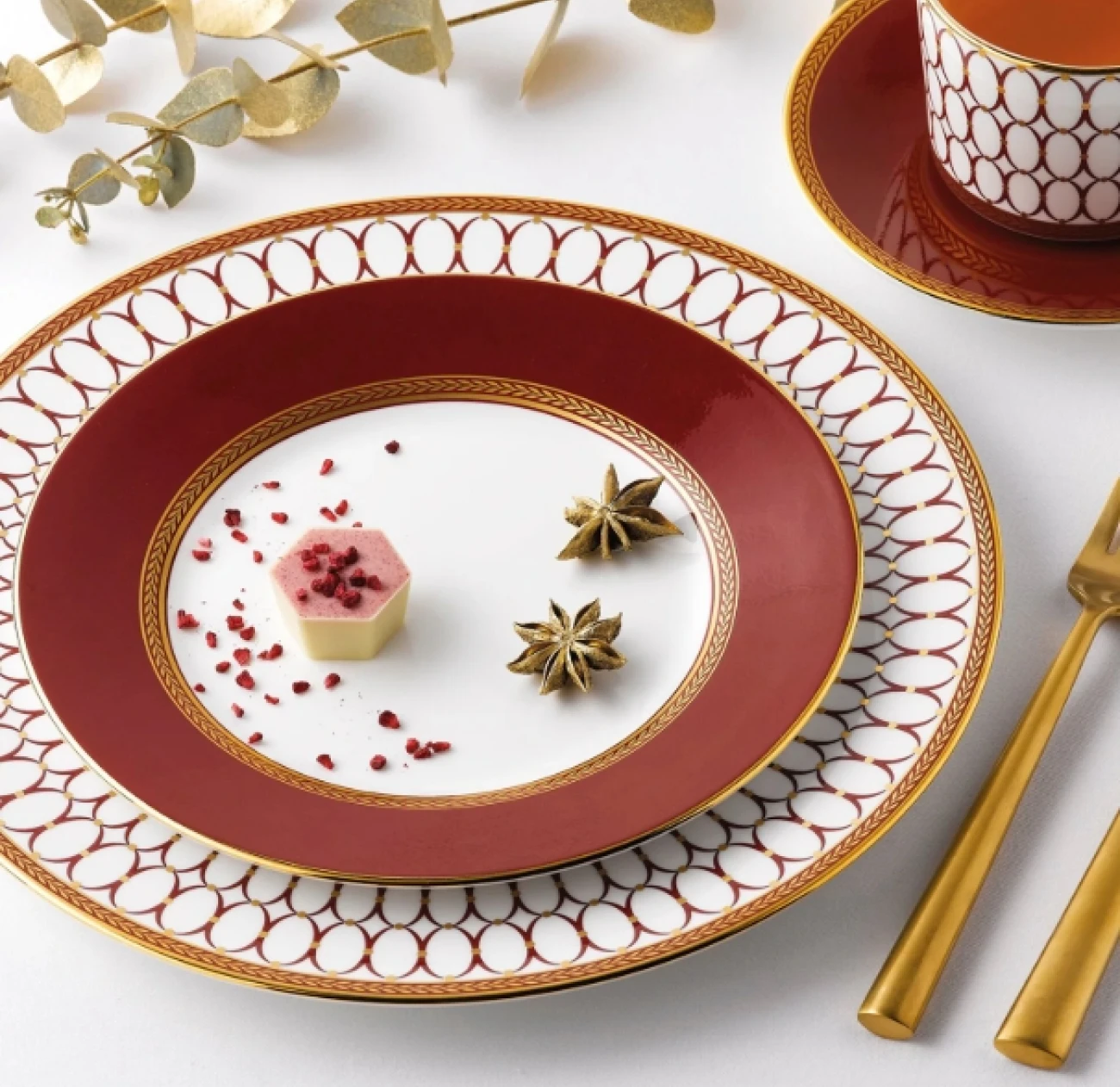 Stunning festive plates in gold and red motifs are perfect for the luxurious christmas table arrangement
