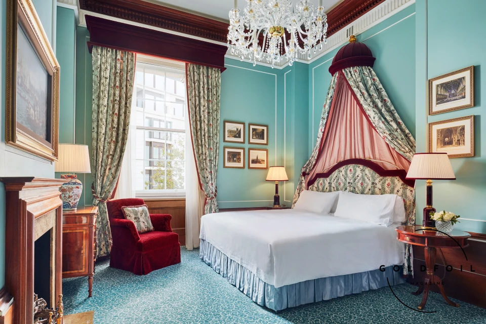 The buckingham suite at the Lanesborough hotel invites you to live like a royalty a stone throwaway from the palace The buckingham suite at the Lanesborough hotel invites you to live like a royalty a stone throwaway from the palace
