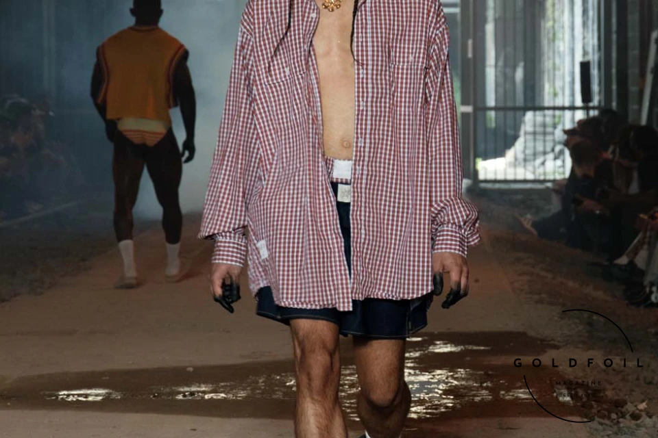 C.R.E.O.L.E is a manifesto exploring the heritage and future potential of the Creole community and diaspora. The brand challenges traditional gender norms by reimagining the typical men's wardrobe with unisex codes, delicate techniques, and workwear silhouettes. It aims to express Creole culture beyond the usual associations with tourism, music, or entertainment, offering a perspective shaped by historical, social, and political contexts. C.R.E.O.L.E seeks to de-exoticize the narrative around Creole identity, presenting it with a delicate queer sensibility. This expression of identities aims to welcome the world with new perspectives and consciousness. C.R.E.O.L.E is a manifesto exploring the heritage and future potential of the Creole community and diaspora. The brand challenges traditional gender norms by reimagining the typical men's wardrobe with unisex codes, delicate techniques, and workwear silhouettes. It aims to express Creole culture beyond the usual associations with tourism, music, or entertainment, offering a perspective shaped by historical, social, and political contexts. C.R.E.O.L.E seeks to de-exoticize the narrative around Creole identity, presenting it with a delicate queer sensibility. This expression of identities aims to welcome the world with new perspectives and consciousness.