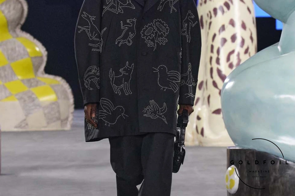 Runway show of Dior Summer 2025 Collection featuring sculptural silhouettes inspired by ceramic forms and atelier craftsmanship, designed by Kim Jones. Runway show of Dior Summer 2025 Collection featuring sculptural silhouettes inspired by ceramic forms and atelier craftsmanship, designed by Kim Jones.