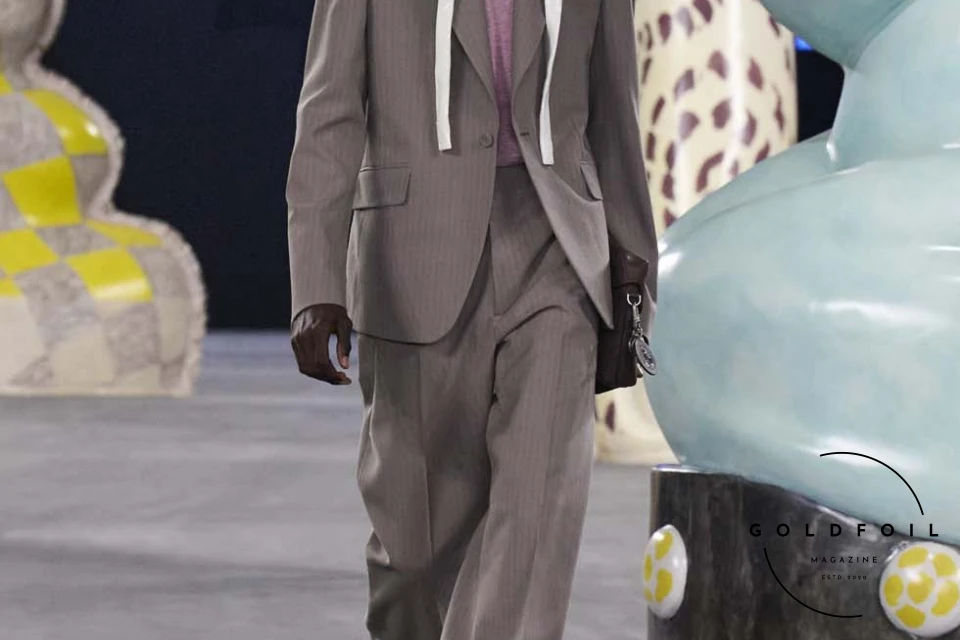 Runway show of Dior Summer 2025 Collection featuring sculptural silhouettes inspired by ceramic forms and atelier craftsmanship, designed by Kim Jones. Runway show of Dior Summer 2025 Collection featuring sculptural silhouettes inspired by ceramic forms and atelier craftsmanship, designed by Kim Jones.