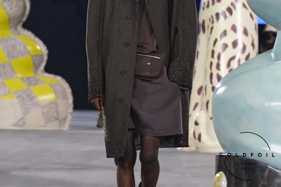 Runway show of Dior Summer 2025 Collection featuring sculptural silhouettes inspired by ceramic forms and atelier craftsmanship, designed by Kim Jones. Runway show of Dior Summer 2025 Collection featuring sculptural silhouettes inspired by ceramic forms and atelier craftsmanship, designed by Kim Jones.