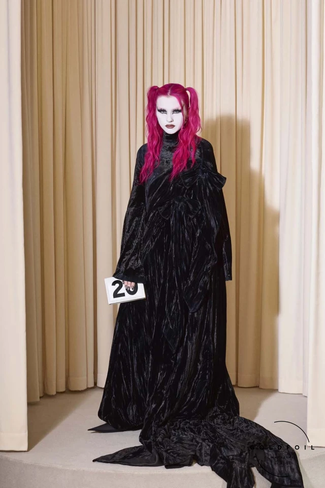 However, this collection also faced criticism for missing the mark on tailoring, creativity, and the over-the-top theatrics that Balenciaga is known for. By incorporating elements from his ready-to-wear shows, Gvasalia's narrative felt somewhat repetitive. Despite the timely commentary on luxury amidst global crises, the collection was viewed as one of the weaker entries in this season's haute couture lineup. However, this collection also faced criticism for missing the mark on tailoring, creativity, and the over-the-top theatrics that Balenciaga is known for. By incorporating elements from his ready-to-wear shows, Gvasalia's narrative felt somewhat repetitive. Despite the timely commentary on luxury amidst global crises, the collection was viewed as one of the weaker entries in this season's haute couture lineup.