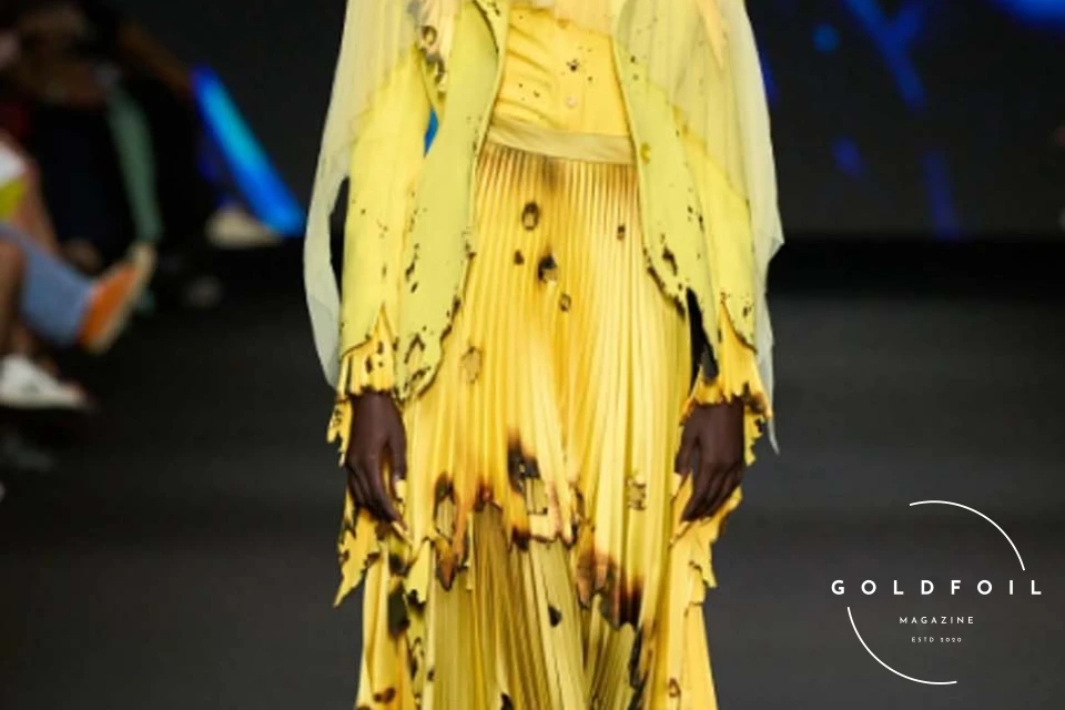To translate the concept of the passing of time into clothing, Wun envisioned the progression of seasons. The opening look, a majestic black gown with a matching veil embroidered in crystals, depicted “the first falling of snow,” symbolizing winter and its reflective nature. For Wun, accepting time’s limitations fuels creativity; the only way to make time meaningful is to enjoy the moments given, regardless of success or failure. To translate the concept of the passing of time into clothing, Wun envisioned the progression of seasons. The opening look, a majestic black gown with a matching veil embroidered in crystals, depicted “the first falling of snow,” symbolizing winter and its reflective nature. For Wun, accepting time’s limitations fuels creativity; the only way to make time meaningful is to enjoy the moments given, regardless of success or failure.