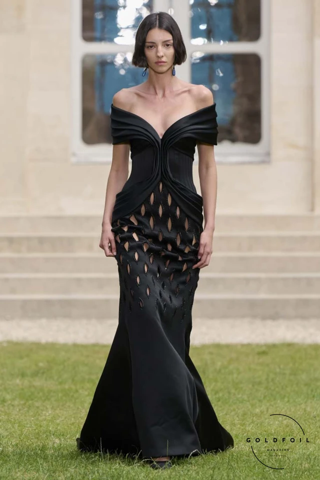 Exquisite lace cut-outs, intricate stitch work, and signature beading techniques highlighted the meticulous craftsmanship. Contrasting fabrications played with matte and shine, as well as opaque and transparent textures, adding depth and intrigue to each piece. The signature two-piece tailleur set appeared in various distinctive forms, epitomizing the brand’s exceptional savoir-faire. Exquisite lace cut-outs, intricate stitch work, and signature beading techniques highlighted the meticulous craftsmanship. Contrasting fabrications played with matte and shine, as well as opaque and transparent textures, adding depth and intrigue to each piece. The signature two-piece tailleur set appeared in various distinctive forms, epitomizing the brand’s exceptional savoir-faire.