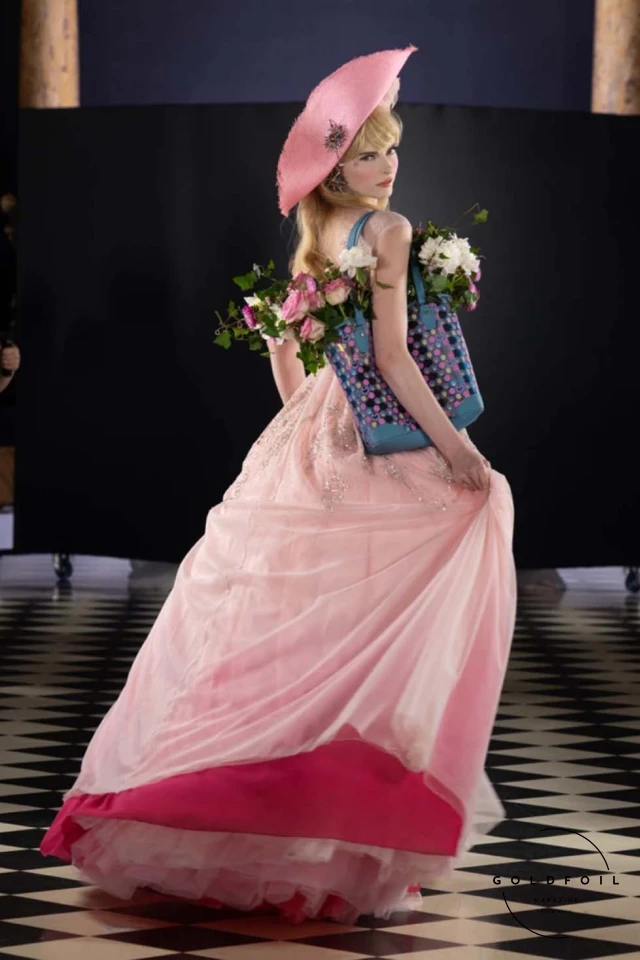 The highlight was the majestic court dress for Marie-Antoinette's statue, crafted from 1,500 meters of tulle and 120 meters of triple white silk organza, embroidered with symbols of the French court. The dress, light yet voluminous, featured intricate details like candlestick illuminations and 3D knots, embodying the timeless elegance and innovation that define both Fournié’s vision and haute couture itself. The highlight was the majestic court dress for Marie-Antoinette's statue, crafted from 1,500 meters of tulle and 120 meters of triple white silk organza, embroidered with symbols of the French court. The dress, light yet voluminous, featured intricate details like candlestick illuminations and 3D knots, embodying the timeless elegance and innovation that define both Fournié’s vision and haute couture itself.