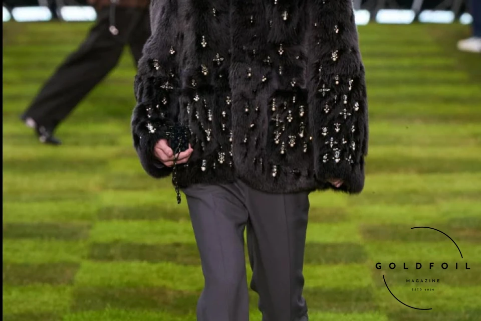 The Louis Vuitton Spring/Summer 2025 is one for the history books. While many were wondering whether the creativity in the brand had reached its peak, we just discovered that there is more and Pharrell is only just getting started. One could argue this, is perhaps one of the designer’s strongest collections we have seen thus far, and how else? The message is endearing and important - it is a message of unity, calling the consumer a citizen of the planet without boundaries. This pulls the focus away from the hype fashion we have been seeing since 2016 and goes to the more classic approach of traditional tailoring and timeless silhouettes but reimagined - new prints, materials, and don’t even get us started on the ACCESSORIES this season! The runway comes packed with new ideas and a lesson or two on styling. The Louis Vuitton Spring/Summer 2025 is one for the history books. While many were wondering whether the creativity in the brand had reached its peak, we just discovered that there is more and Pharrell is only just getting started. One could argue this, is perhaps one of the designer’s strongest collections we have seen thus far, and how else? The message is endearing and important - it is a message of unity, calling the consumer a citizen of the planet without boundaries. This pulls the focus away from the hype fashion we have been seeing since 2016 and goes to the more classic approach of traditional tailoring and timeless silhouettes but reimagined - new prints, materials, and don’t even get us started on the ACCESSORIES this season! The runway comes packed with new ideas and a lesson or two on styling.