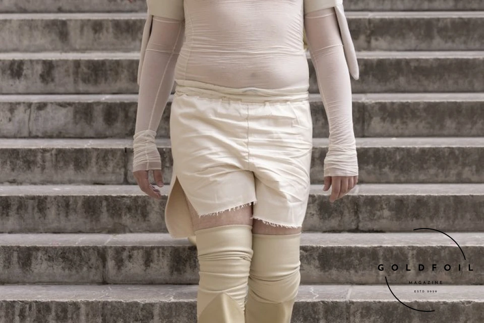 The culmination of Rick Owens’s show was this human tower, with a female model holding a white flag depicting two arms holding hands - one black and one white. What’s interesting about the show is that Rick opened the doors to students and people who would generally not have direct access into the show, and asked them to be a part of this political performance. The culmination of Rick Owens’s show was this human tower, with a female model holding a white flag depicting two arms holding hands - one black and one white. What’s interesting about the show is that Rick opened the doors to students and people who would generally not have direct access into the show, and asked them to be a part of this political performance.