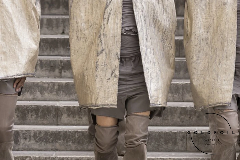 The culmination of Rick Owens’s show was this human tower, with a female model holding a white flag depicting two arms holding hands - one black and one white. What’s interesting about the show is that Rick opened the doors to students and people who would generally not have direct access into the show, and asked them to be a part of this political performance. The culmination of Rick Owens’s show was this human tower, with a female model holding a white flag depicting two arms holding hands - one black and one white. What’s interesting about the show is that Rick opened the doors to students and people who would generally not have direct access into the show, and asked them to be a part of this political performance.