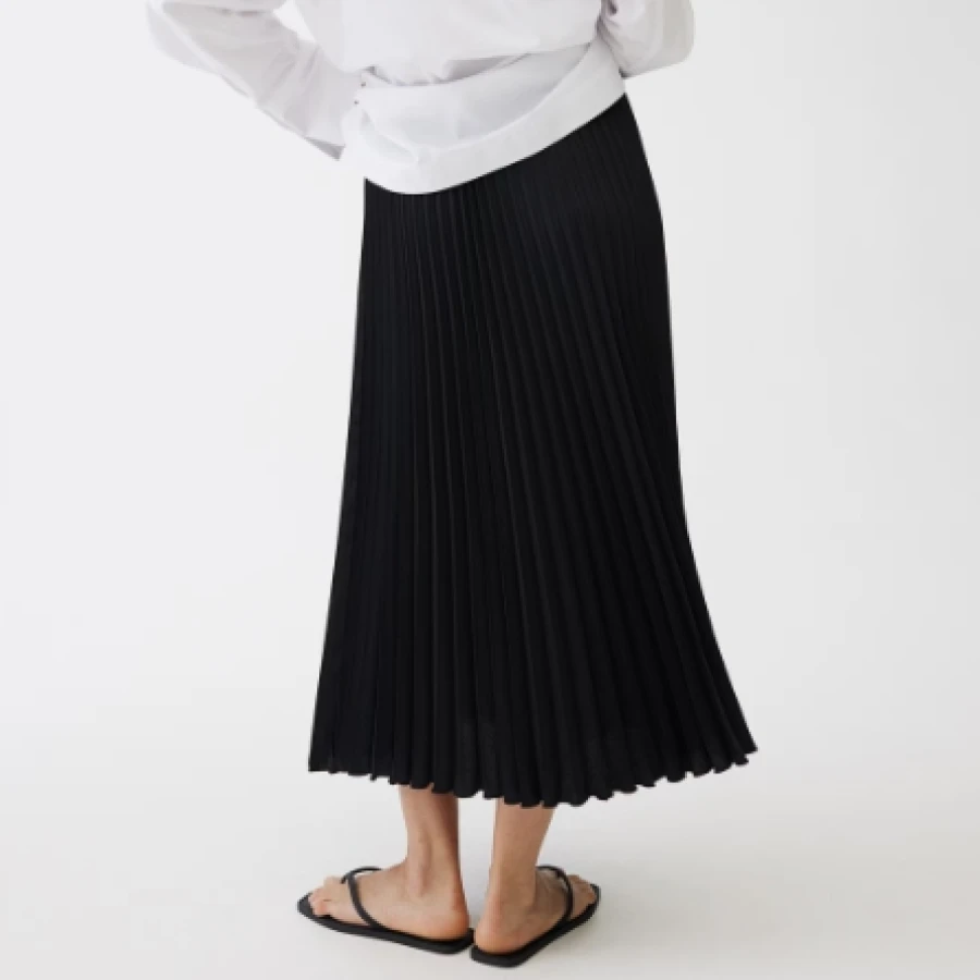 black pleated skirt from H&M is the perfect summer wear affordable and classic black pleated skirt from H&M is the perfect summer wear affordable and classic