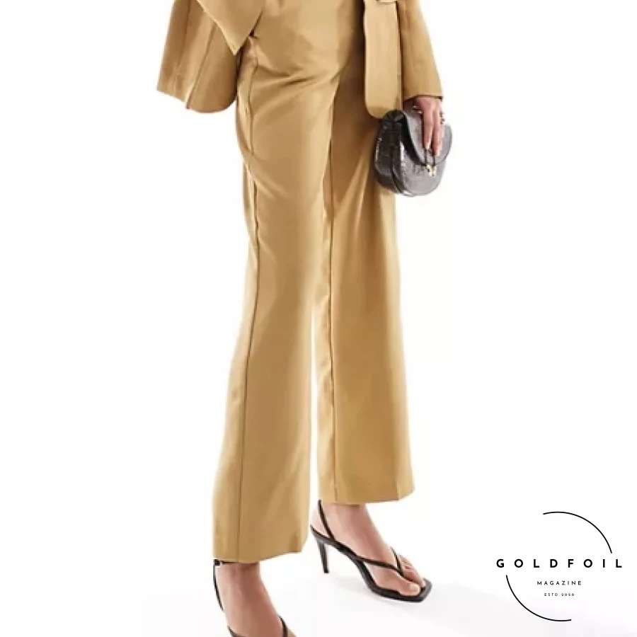 How to style brown trousers with adidas gazelle sneakers for the perfect hot girl summer outfit, these trousers are available on asos and come with a belt to help accentuate the silhouettte How to style brown trousers with adidas gazelle sneakers for the perfect hot girl summer outfit, these trousers are available on asos and come with a belt to help accentuate the silhouettte