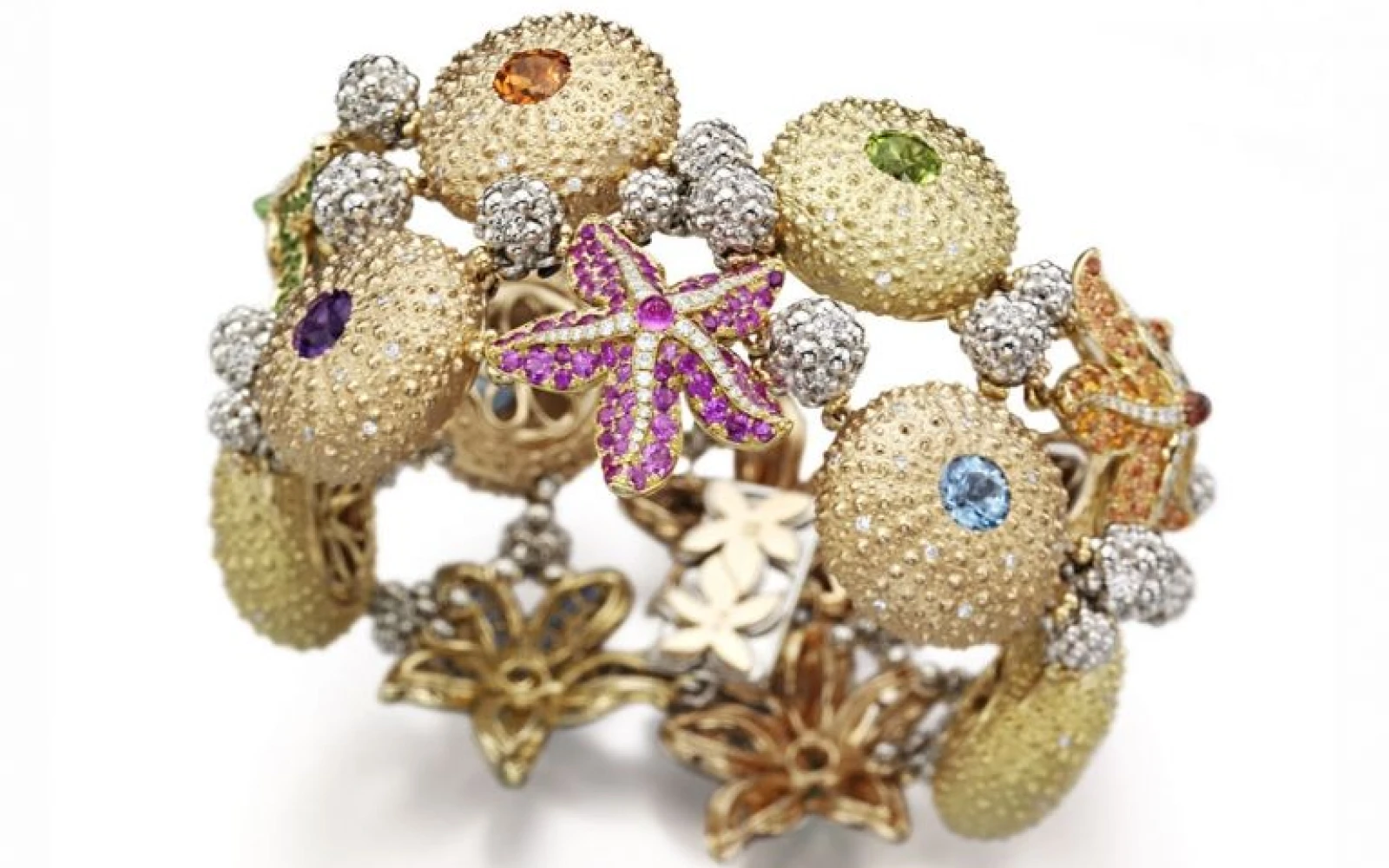 Suzanne Syz creates jewellery that is both whimsical and luxurious, often inspired by contemporary art and pop culture. Her bold, imaginative designs make use of vibrant gemstones and unconventional shapes, offering pieces that are as visually striking as they are stylish. Suzanne Syz creates jewellery that is both whimsical and luxurious, often inspired by contemporary art and pop culture. Her bold, imaginative designs make use of vibrant gemstones and unconventional shapes, offering pieces that are as visually striking as they are stylish.