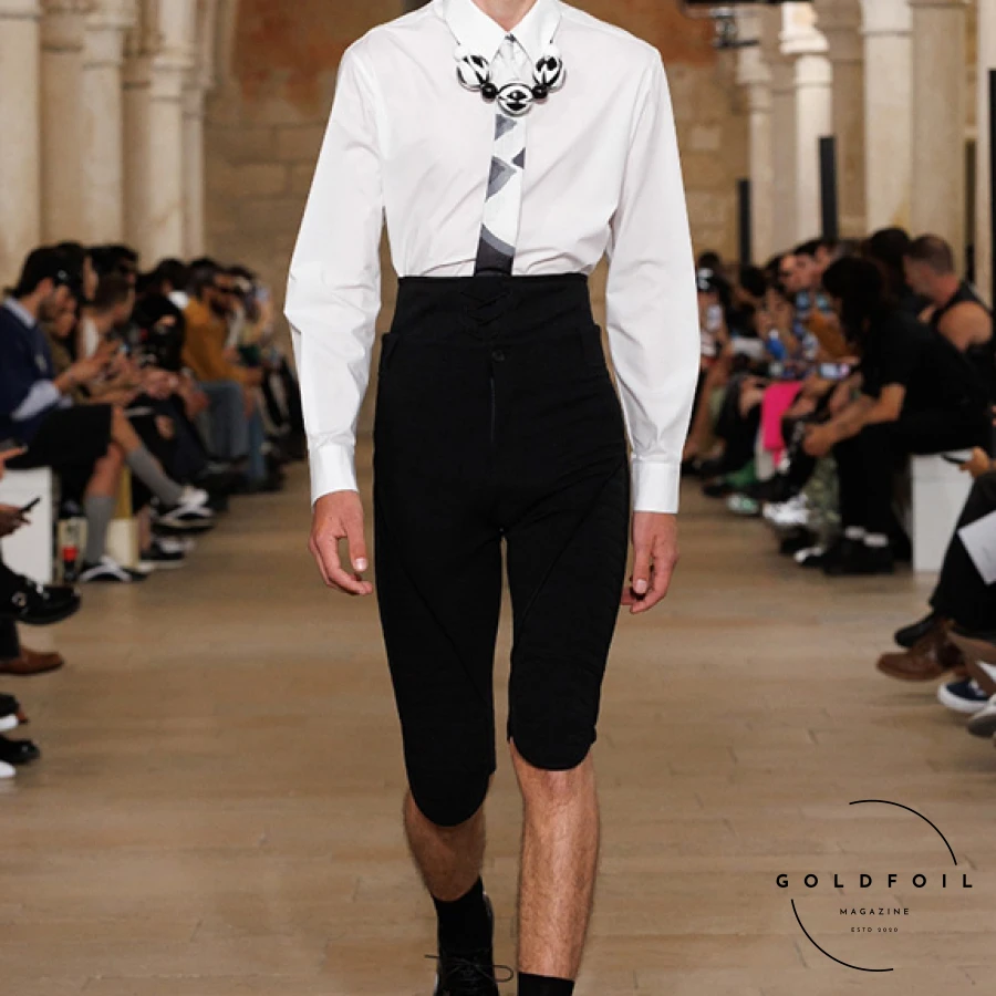 For the Spring/Summer 2025 collection, Wooyoungmi delves into the diverse identity of the American-born Korean (ABK), blending South Korean heritage with American lifestyle. The collection captures the essence of ABK wardrobe influences, from California's laid-back coolness and Hawaii's surfer vibe to Ivy League preppiness and the rustic charm of America's Western heartland. This cultural fusion manifests in styles ranging from yuppie sartorialism and collegiate prep to surfer bohemian, agricultural utility, and classic baseball uniforms. For the Spring/Summer 2025 collection, Wooyoungmi delves into the diverse identity of the American-born Korean (ABK), blending South Korean heritage with American lifestyle. The collection captures the essence of ABK wardrobe influences, from California's laid-back coolness and Hawaii's surfer vibe to Ivy League preppiness and the rustic charm of America's Western heartland. This cultural fusion manifests in styles ranging from yuppie sartorialism and collegiate prep to surfer bohemian, agricultural utility, and classic baseball uniforms.