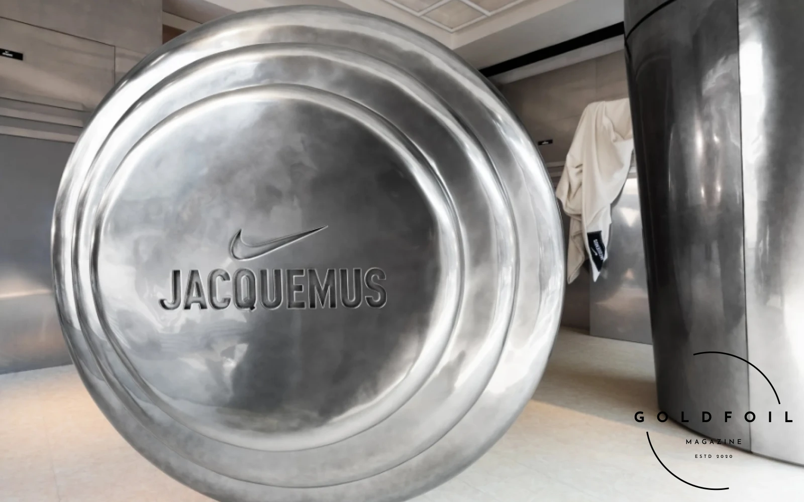 Nike and Jacquemus have launched their latest collaboration with an interactive pop-up at Selfridges' Wonder Room in London. The centerpiece, a revamped Air Max 1, is showcased in a space inspired by gym locker rooms, featuring enlarged Swoosh sculptures and a blend of white and red tones. The installation includes oversized workout equipment and exclusive Nike x Jacquemus pressed juices, merging fashion with functionality. Celebrating the 2024 Paris Olympics, the window display mimics a gym locker, reflecting the playful yet sophisticated spirit of the collection. Simon Porte Jacquemus draws inspiration from both Nike's athletic legacy and his own vintage collection, creating a luxurious tribute to the world of sport. Nike and Jacquemus have launched their latest collaboration with an interactive pop-up at Selfridges' Wonder Room in London. The centerpiece, a revamped Air Max 1, is showcased in a space inspired by gym locker rooms, featuring enlarged Swoosh sculptures and a blend of white and red tones. The installation includes oversized workout equipment and exclusive Nike x Jacquemus pressed juices, merging fashion with functionality. Celebrating the 2024 Paris Olympics, the window display mimics a gym locker, reflecting the playful yet sophisticated spirit of the collection. Simon Porte Jacquemus draws inspiration from both Nike's athletic legacy and his own vintage collection, creating a luxurious tribute to the world of sport.