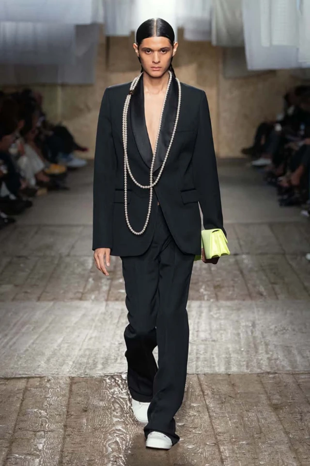 Moschino Spring/Summer 2025 Runway Show Moschino Spring/Summer 2025 Runway Show