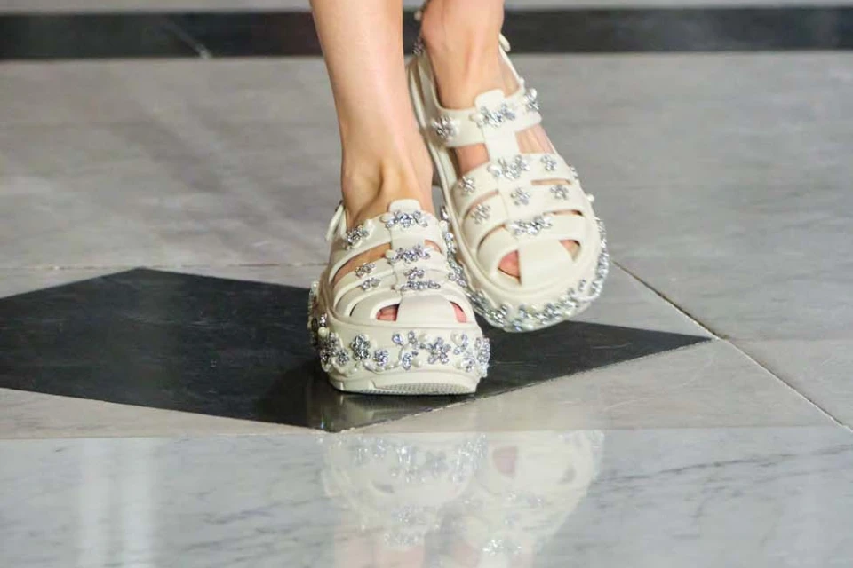 Inside The Crystal-Studded Simone Rocha x Crocs Collab Inside The Crystal-Studded Simone Rocha x Crocs Collab